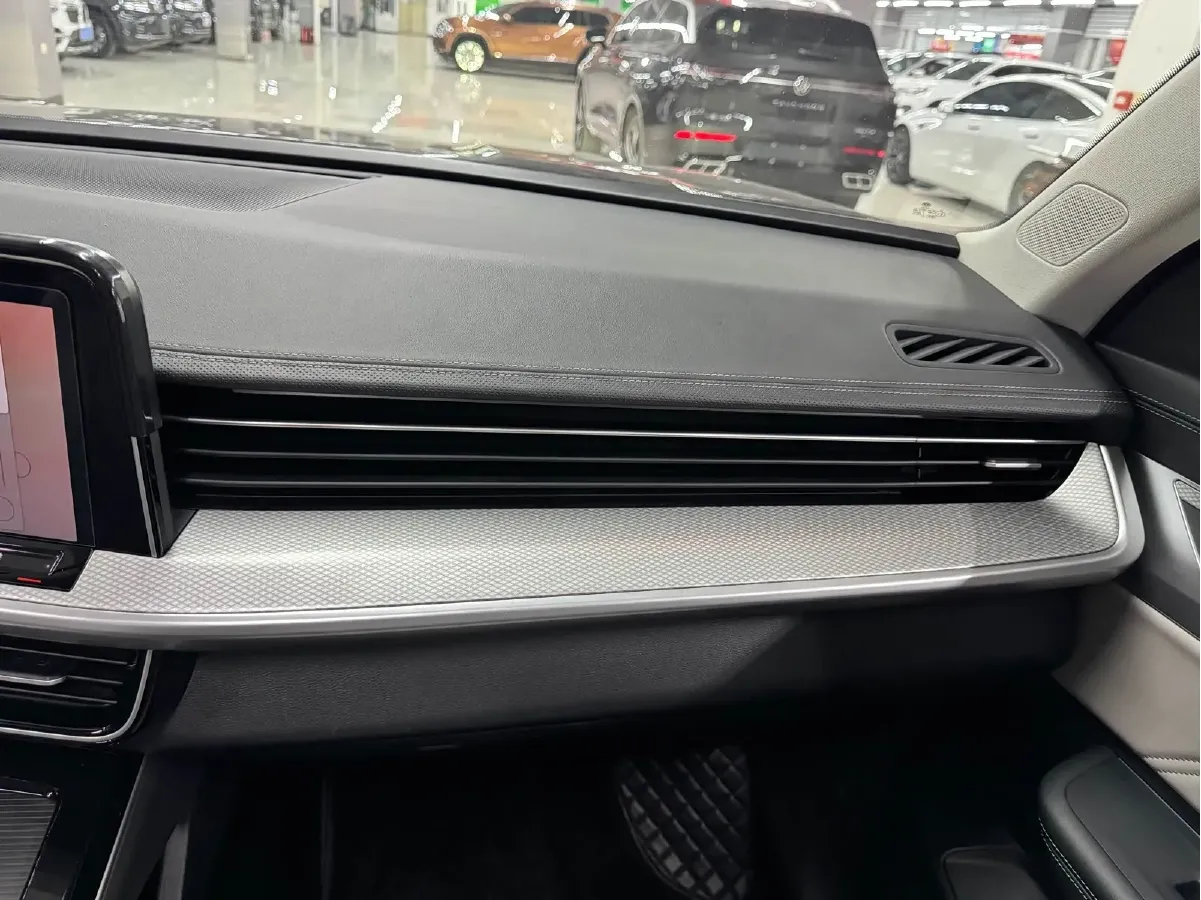 2023 Volkswagen Tavendor 2.0T 220HP L4 7DCT,autocango,china used car exporter,china ev exporter,chinese used car exporter,chinese used ev exporter