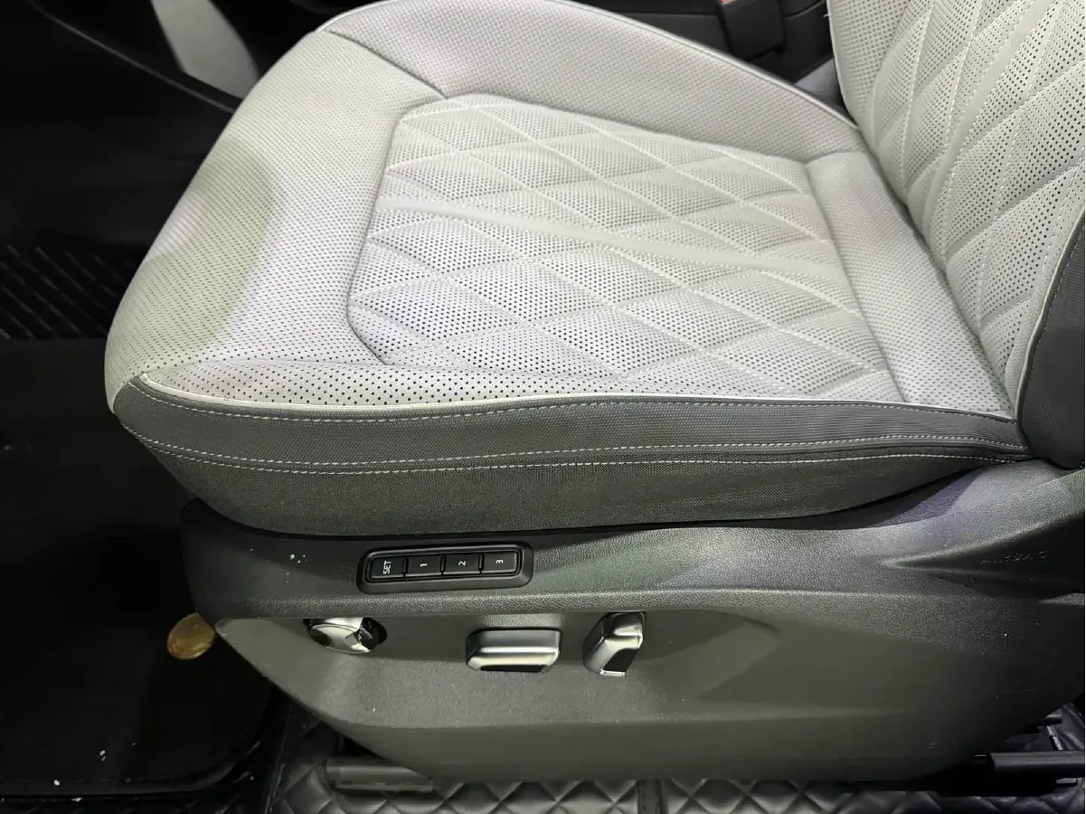 2023 Volkswagen Tavendor 2.0T 220HP L4 7DCT,autocango,china used car exporter,china ev exporter,chinese used car exporter,chinese used ev exporter