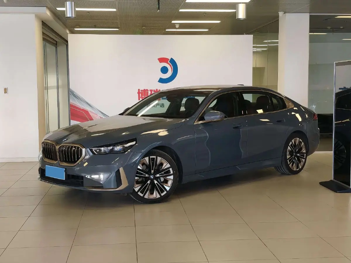 2024 BMW 5 Series 2.0T 258HP L4 8AT