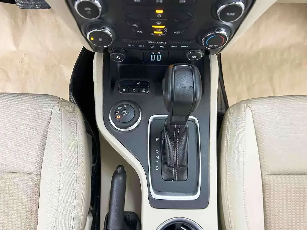 2020 Ford Everest 2.3T 275HP L4 10AT,autocango,china used car exporter,china ev exporter,chinese used car exporter,chinese used ev exporter