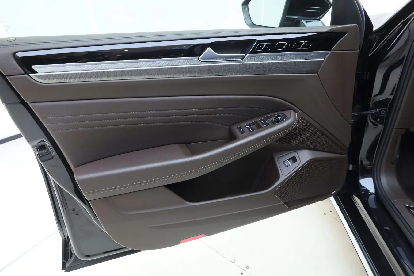 2021 Volkswagen Phideon 2.0T 224HP L4 7DCT,autocango,china used car exporter,china ev exporter,chinese used car exporter,chinese used ev exporter