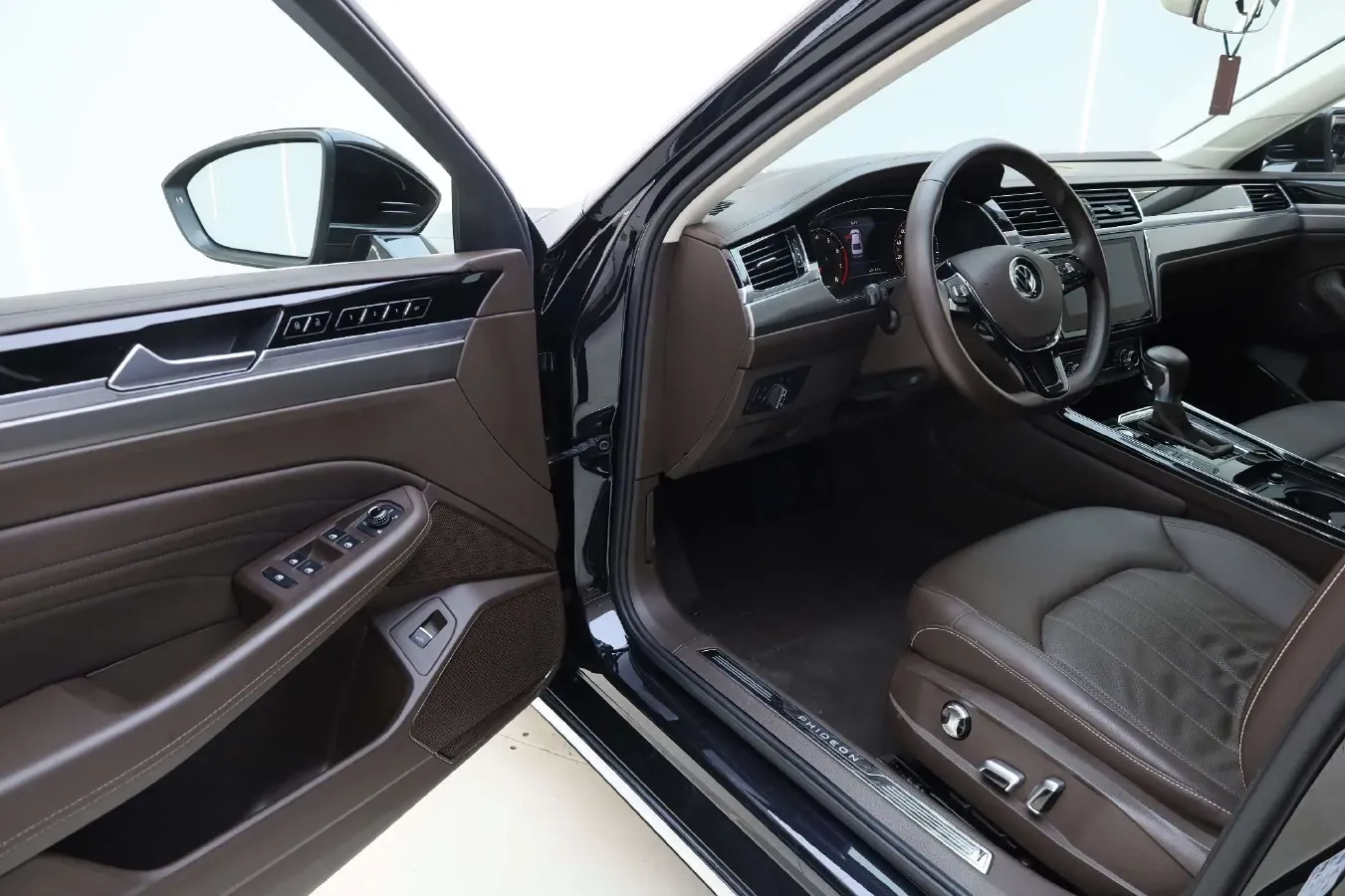 2021 Volkswagen Phideon 2.0T 224HP L4 7DCT,autocango,china used car exporter,china ev exporter,chinese used car exporter,chinese used ev exporter