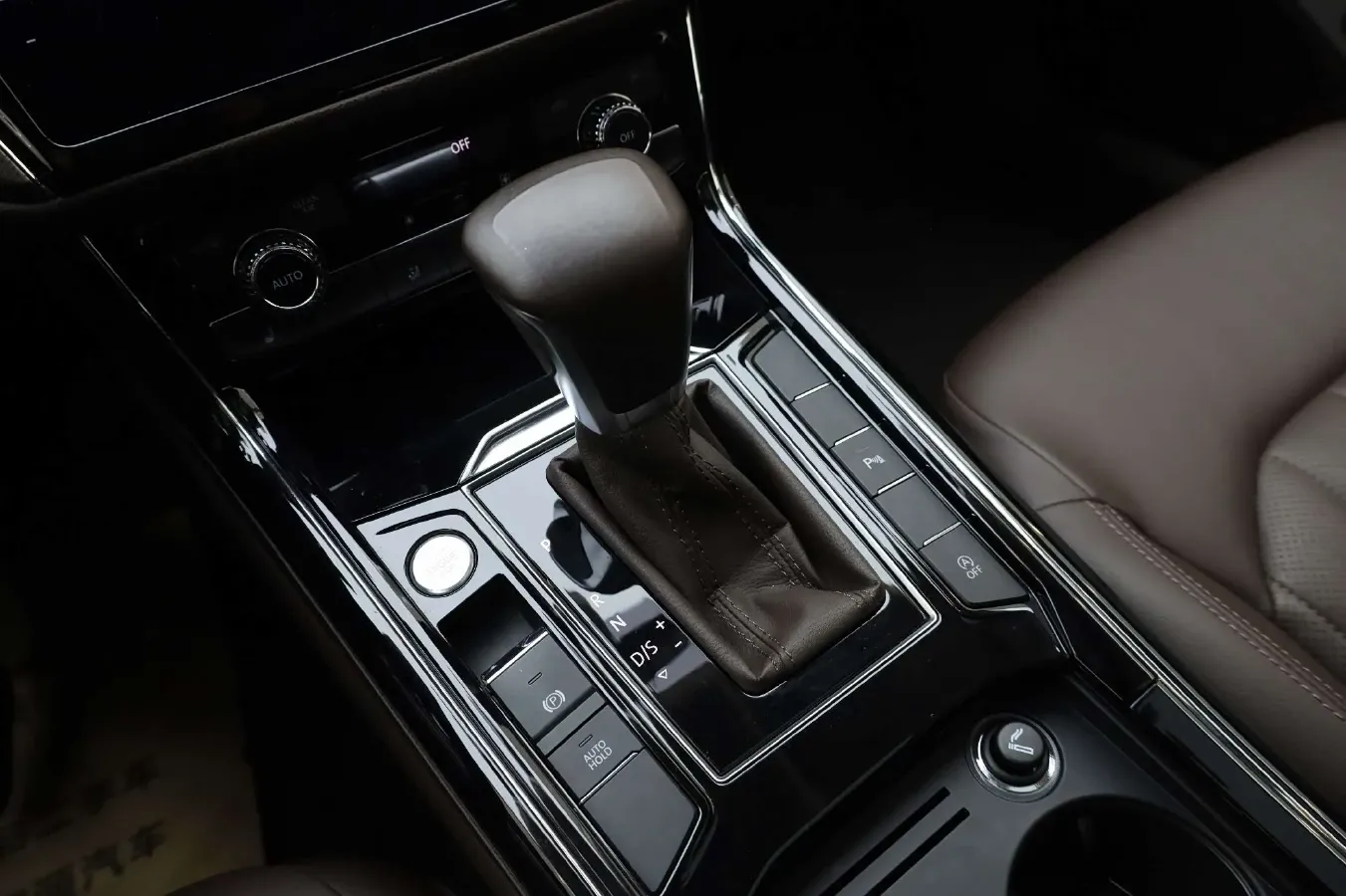 2021 Volkswagen Phideon 2.0T 224HP L4 7DCT,autocango,china used car exporter,china ev exporter,chinese used car exporter,chinese used ev exporter