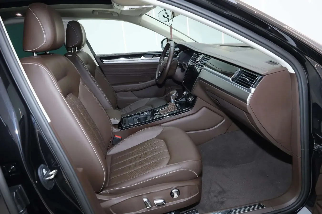 2021 Volkswagen Phideon 2.0T 224HP L4 7DCT,autocango,china used car exporter,china ev exporter,chinese used car exporter,chinese used ev exporter