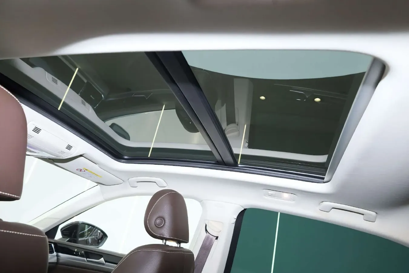 2021 Volkswagen Phideon 2.0T 224HP L4 7DCT,autocango,china used car exporter,china ev exporter,chinese used car exporter,chinese used ev exporter