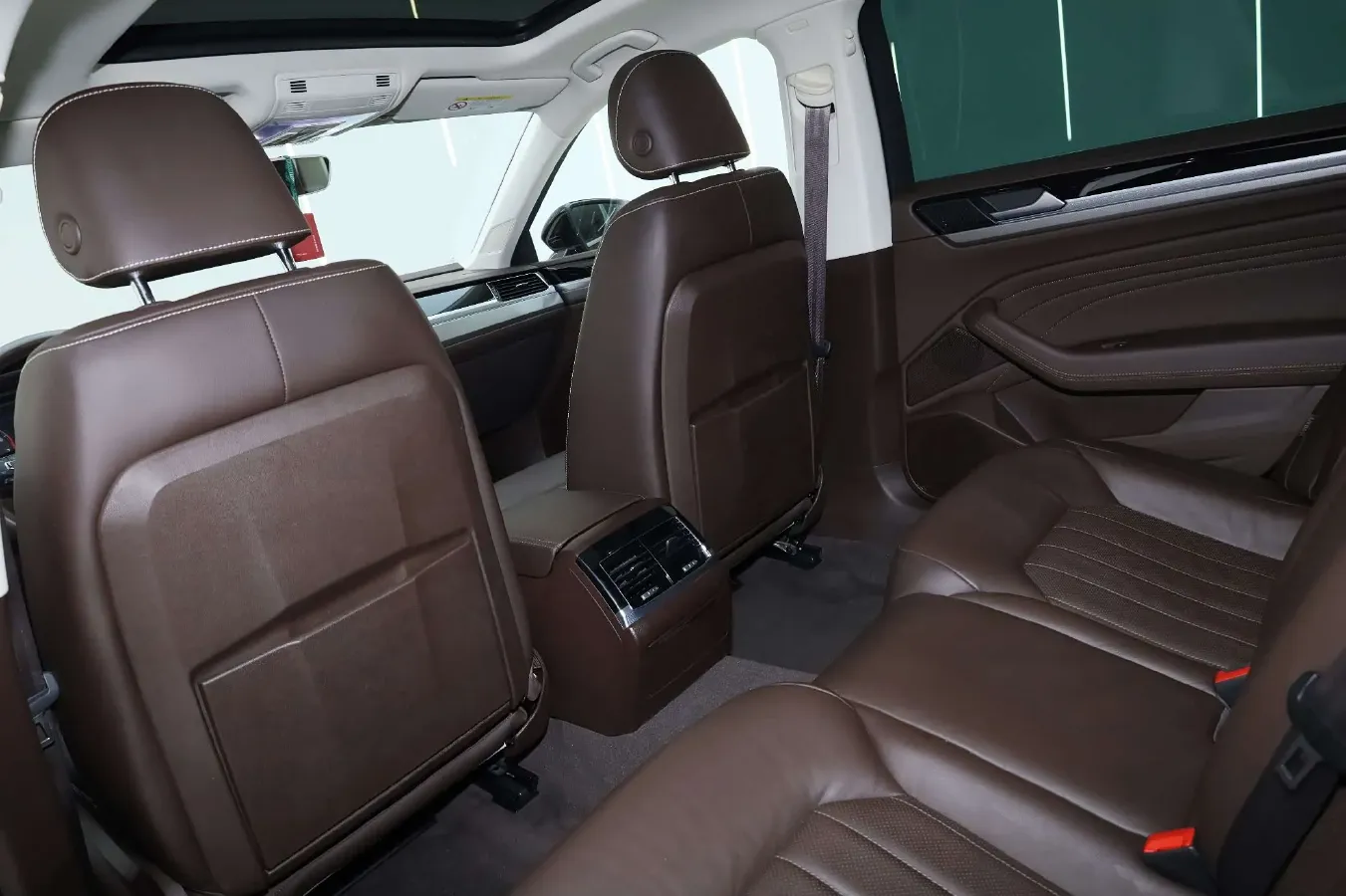 2021 Volkswagen Phideon 2.0T 224HP L4 7DCT,autocango,china used car exporter,china ev exporter,chinese used car exporter,chinese used ev exporter