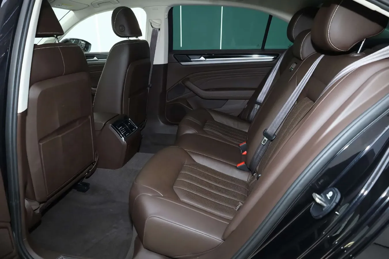 2021 Volkswagen Phideon 2.0T 224HP L4 7DCT,autocango,china used car exporter,china ev exporter,chinese used car exporter,chinese used ev exporter