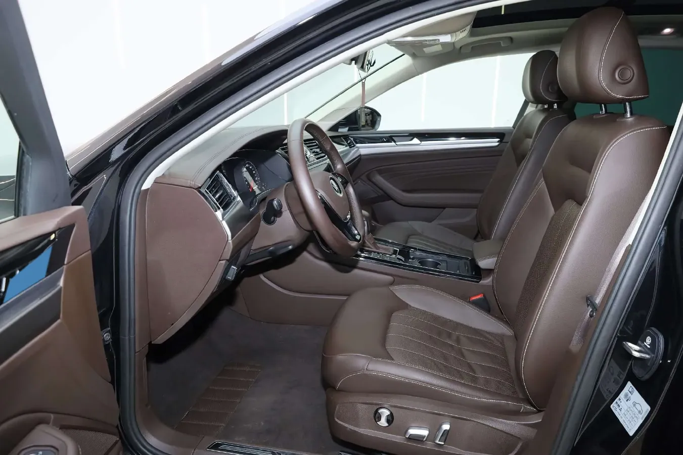 2021 Volkswagen Phideon 2.0T 224HP L4 7DCT,autocango,china used car exporter,china ev exporter,chinese used car exporter,chinese used ev exporter