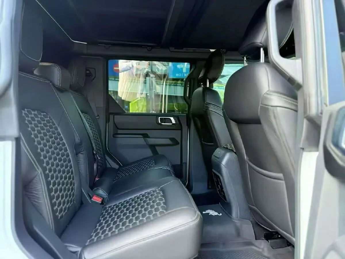 2024 Ford Bronco 2.3T 275HP L4 10AT,autocango,china used car exporter,china ev exporter,chinese used car exporter,chinese used ev exporter