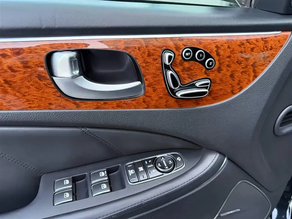 2012 Hyundai Equus 5.0L 430HP V8 8AT,autocango,china used car exporter,china ev exporter,chinese used car exporter,chinese used ev exporter