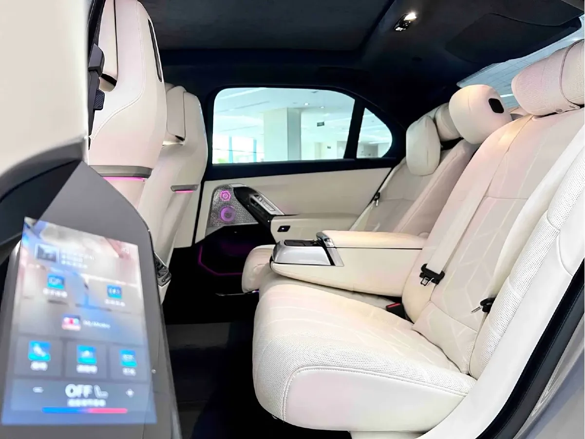 2023 BMW i7 BEV 101.7KWH,autocango,china used car exporter,china ev exporter,chinese used car exporter,chinese used ev exporter