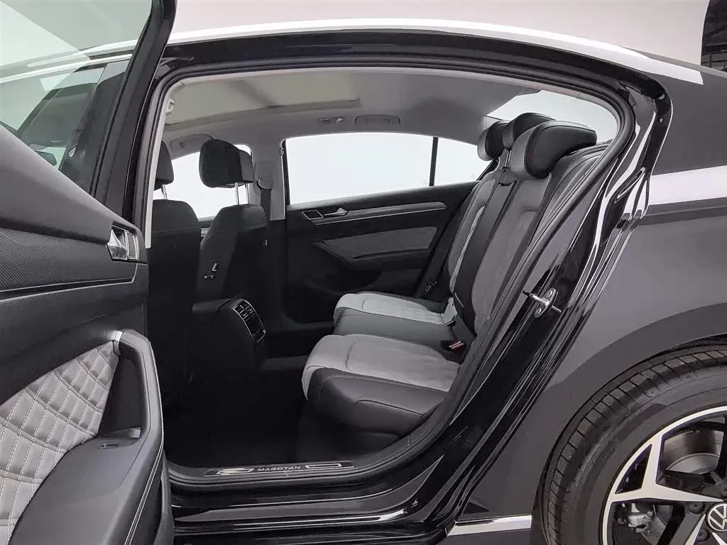 2025 Volkswagen Magotan 1.4T 150HP L4 7DCT,autocango,china used car exporter,china ev exporter,chinese used car exporter,chinese used ev exporter