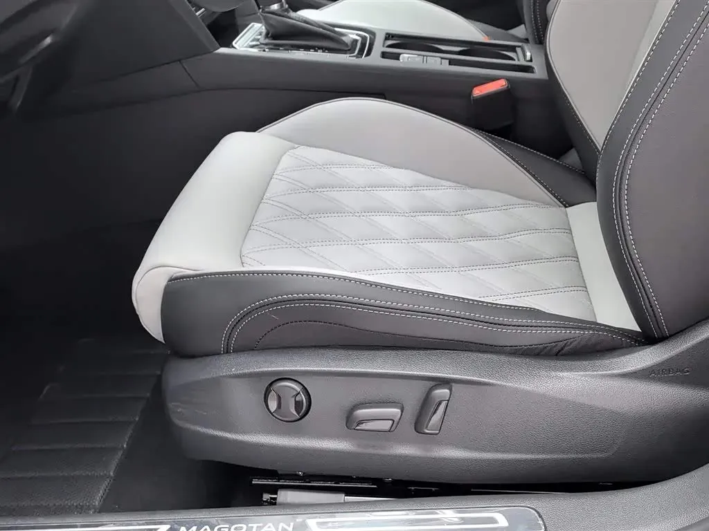 2025 Volkswagen Magotan 1.4T 150HP L4 7DCT,autocango,china used car exporter,china ev exporter,chinese used car exporter,chinese used ev exporter