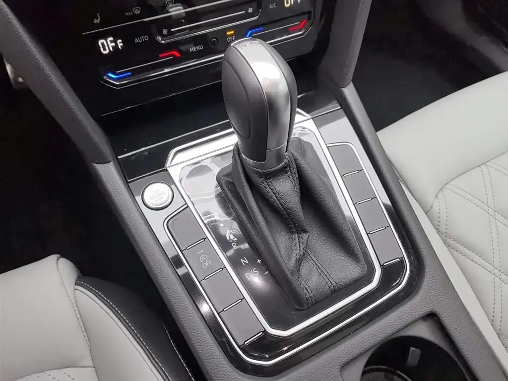 2025 Volkswagen Magotan 1.4T 150HP L4 7DCT,autocango,china used car exporter,china ev exporter,chinese used car exporter,chinese used ev exporter