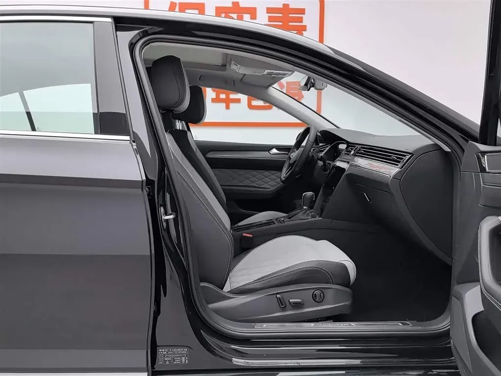 2025 Volkswagen Magotan 1.4T 150HP L4 7DCT,autocango,china used car exporter,china ev exporter,chinese used car exporter,chinese used ev exporter