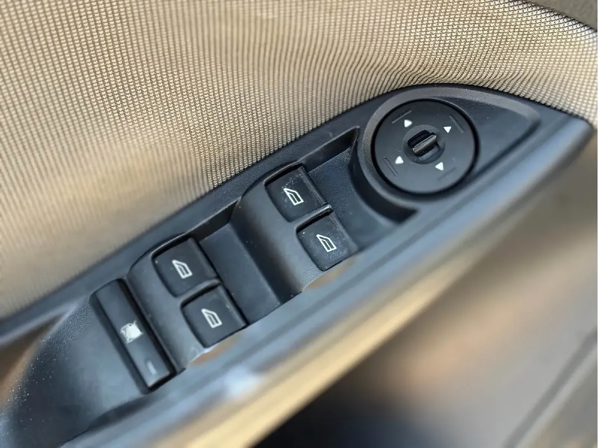 2012 Ford Focus 1.6L 125HP L4 6DCT,autocango,china used car exporter,china ev exporter,chinese used car exporter,chinese used ev exporter