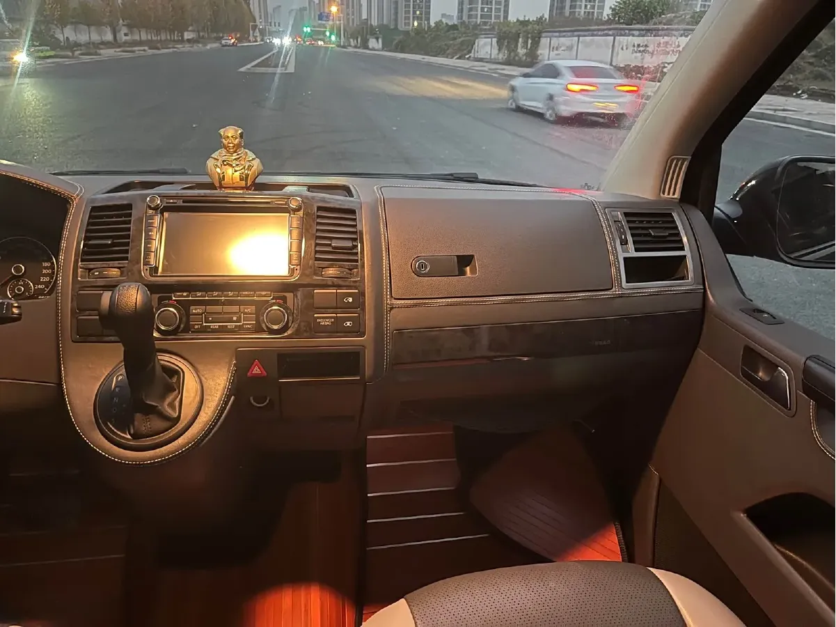 2015 Volkswagen Caravelle 2.0T 204HP L4 7DCT,autocango,china used car exporter,china ev exporter,chinese used car exporter,chinese used ev exporter