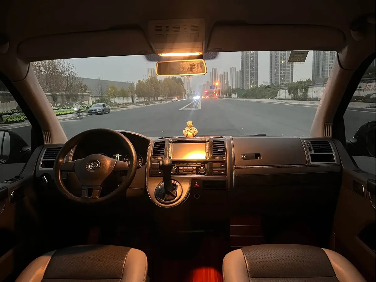 2015 Volkswagen Caravelle 2.0T 204HP L4 7DCT,autocango,china used car exporter,china ev exporter,chinese used car exporter,chinese used ev exporter