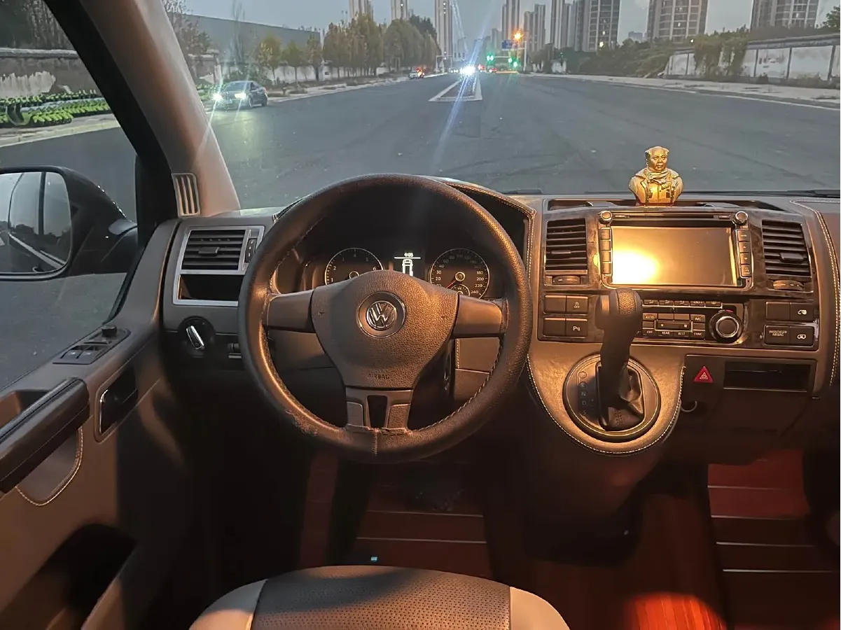 2015 Volkswagen Caravelle 2.0T 204HP L4 7DCT,autocango,china used car exporter,china ev exporter,chinese used car exporter,chinese used ev exporter