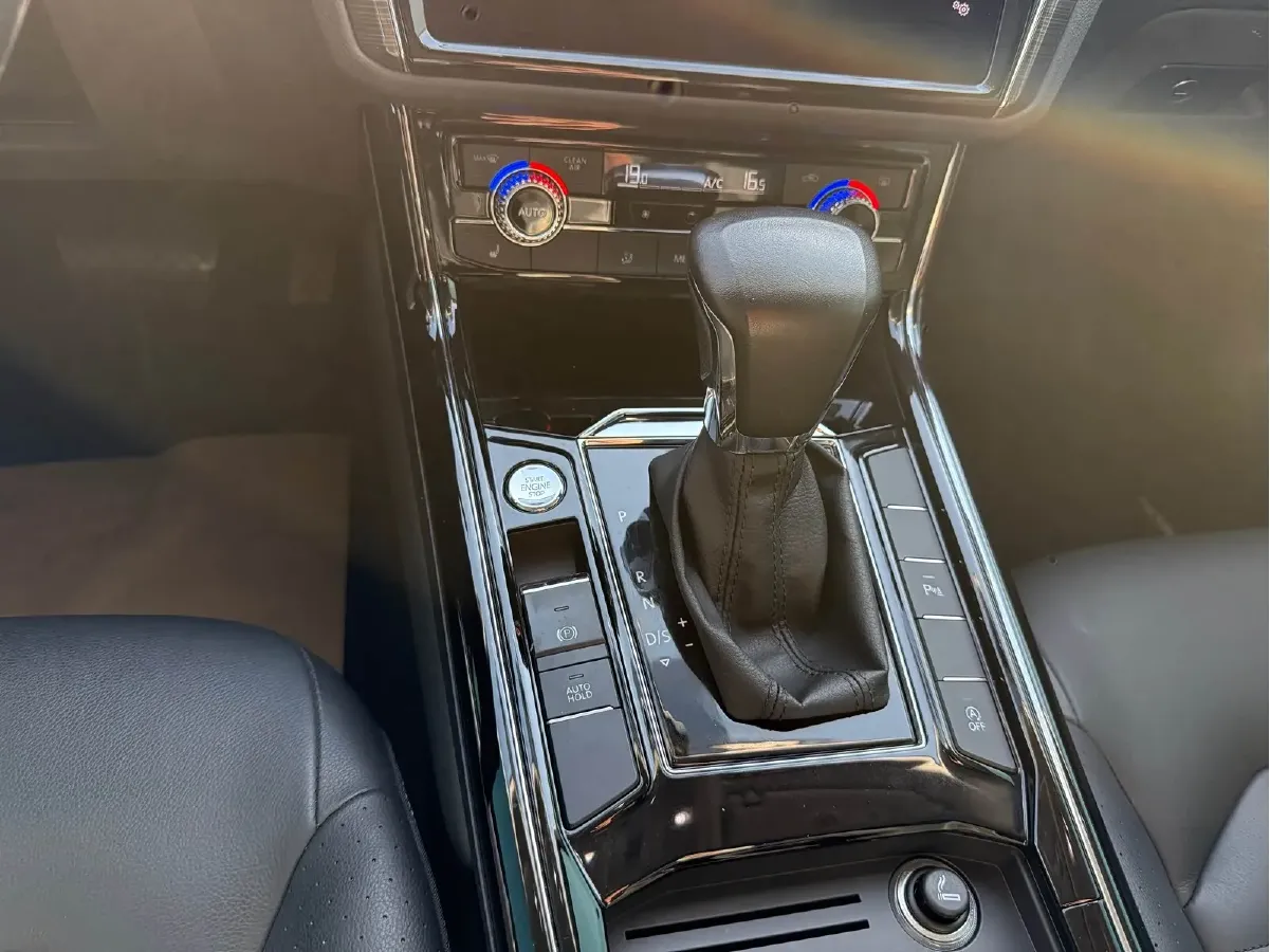 2019 Volkswagen Phideon 2.0T 224HP L4 7DCT,autocango,china used car exporter,china ev exporter,chinese used car exporter,chinese used ev exporter