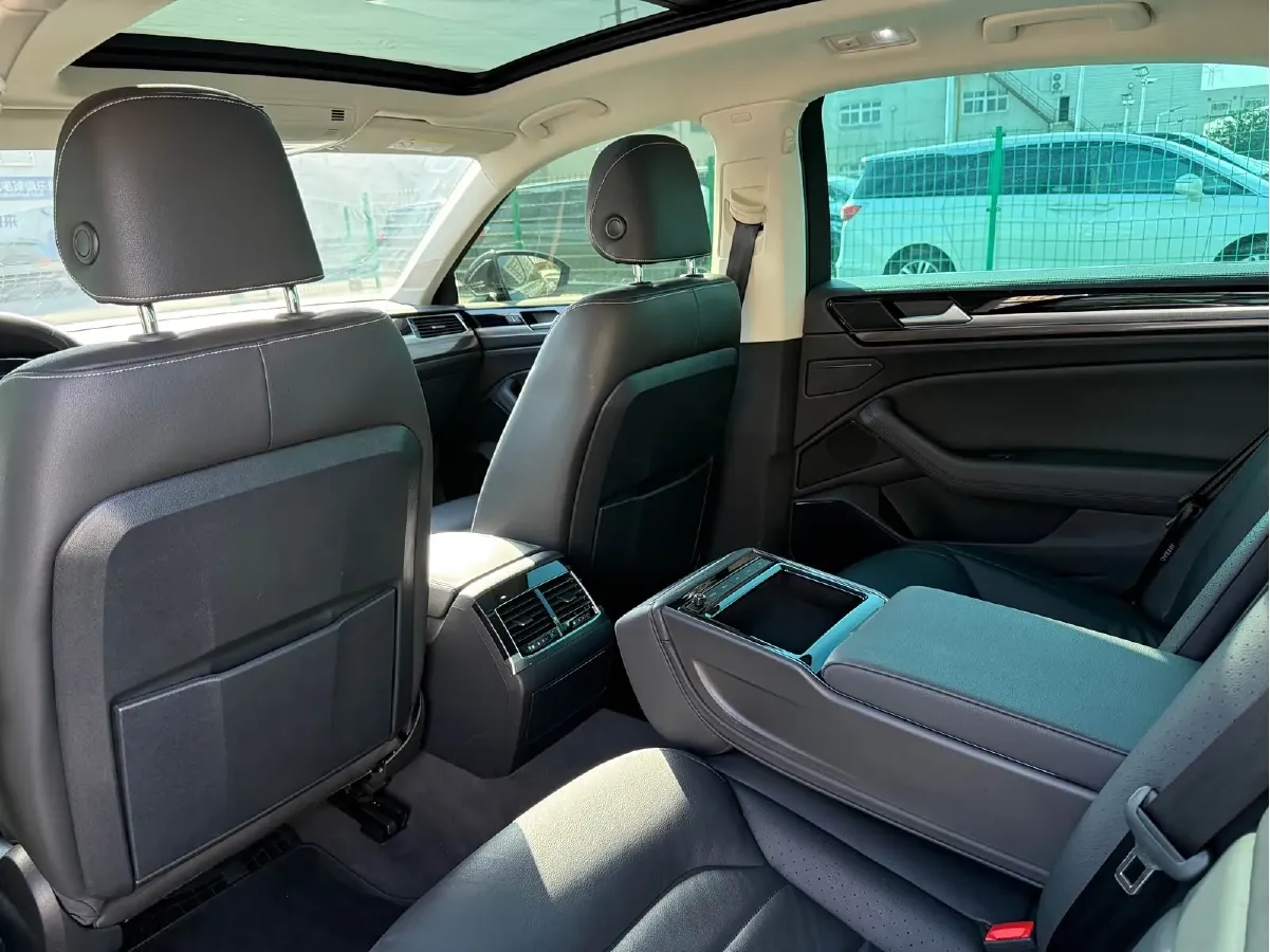 2019 Volkswagen Phideon 2.0T 224HP L4 7DCT,autocango,china used car exporter,china ev exporter,chinese used car exporter,chinese used ev exporter