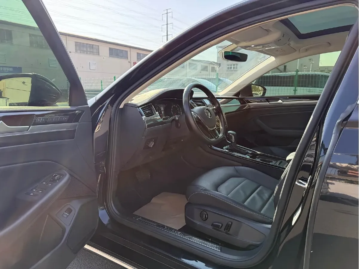 2019 Volkswagen Phideon 2.0T 224HP L4 7DCT,autocango,china used car exporter,china ev exporter,chinese used car exporter,chinese used ev exporter