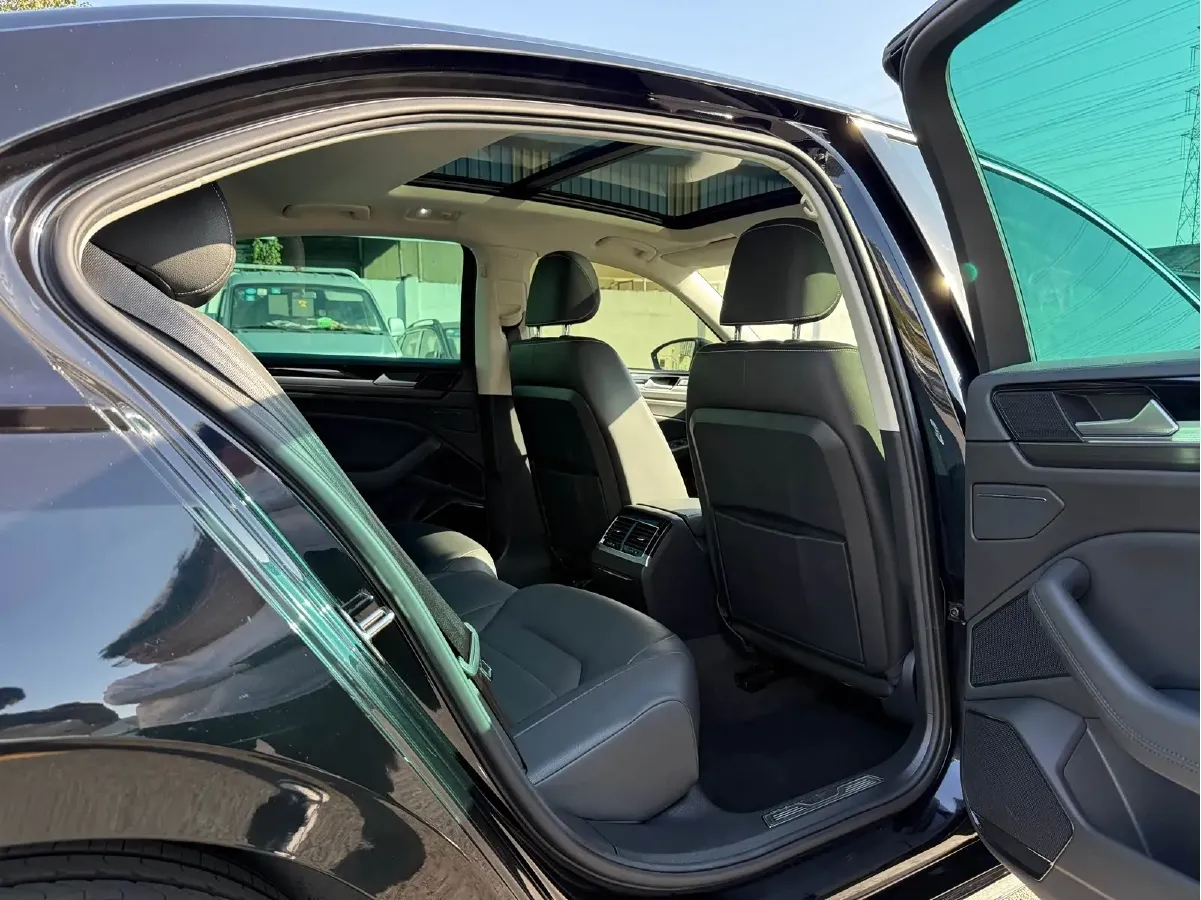 2019 Volkswagen Phideon 2.0T 224HP L4 7DCT,autocango,china used car exporter,china ev exporter,chinese used car exporter,chinese used ev exporter