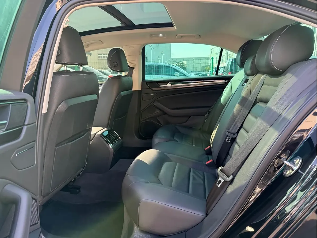 2019 Volkswagen Phideon 2.0T 224HP L4 7DCT,autocango,china used car exporter,china ev exporter,chinese used car exporter,chinese used ev exporter