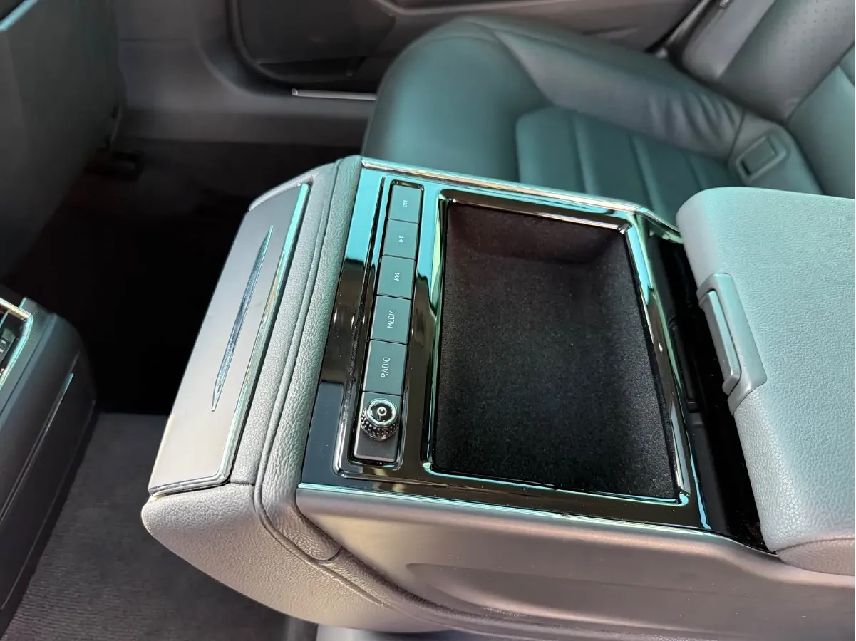 2019 Volkswagen Phideon 2.0T 224HP L4 7DCT,autocango,china used car exporter,china ev exporter,chinese used car exporter,chinese used ev exporter