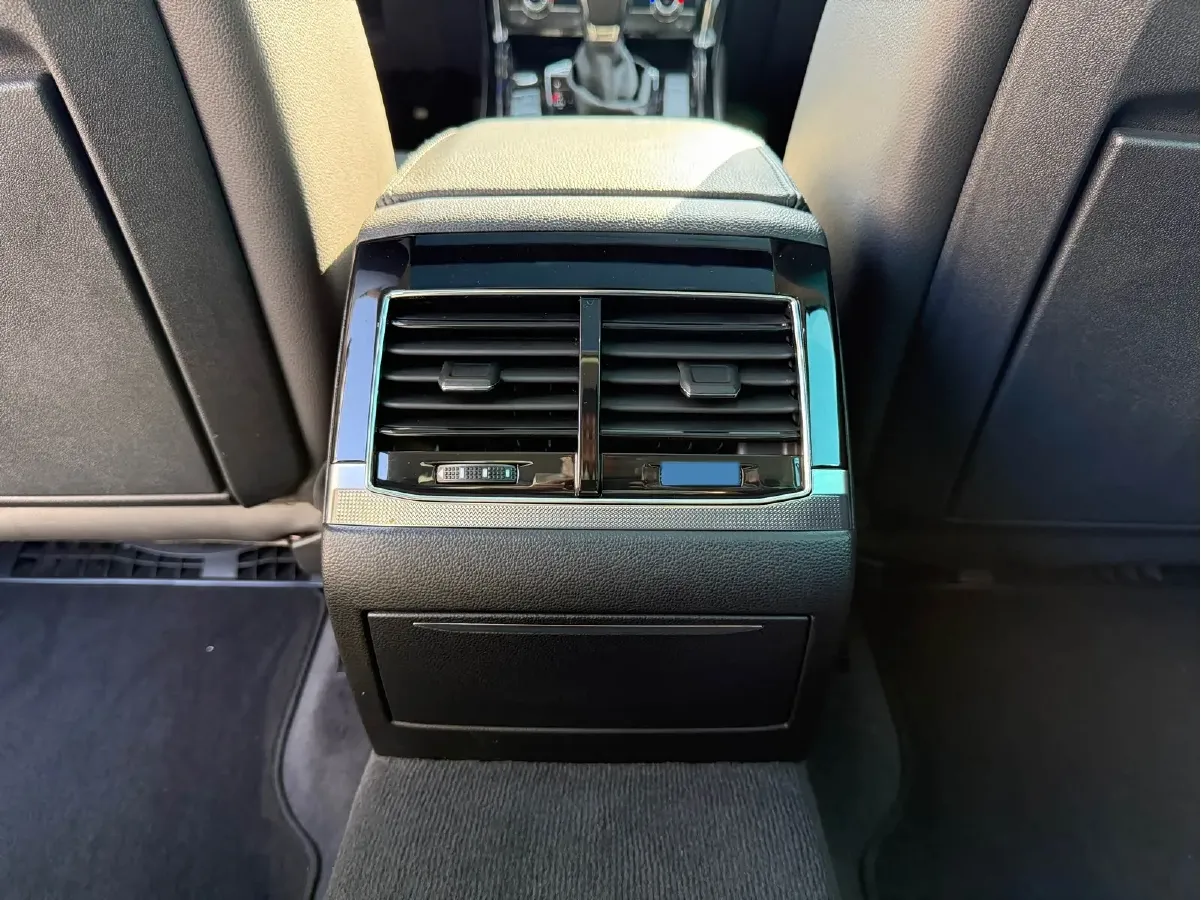 2019 Volkswagen Phideon 2.0T 224HP L4 7DCT,autocango,china used car exporter,china ev exporter,chinese used car exporter,chinese used ev exporter