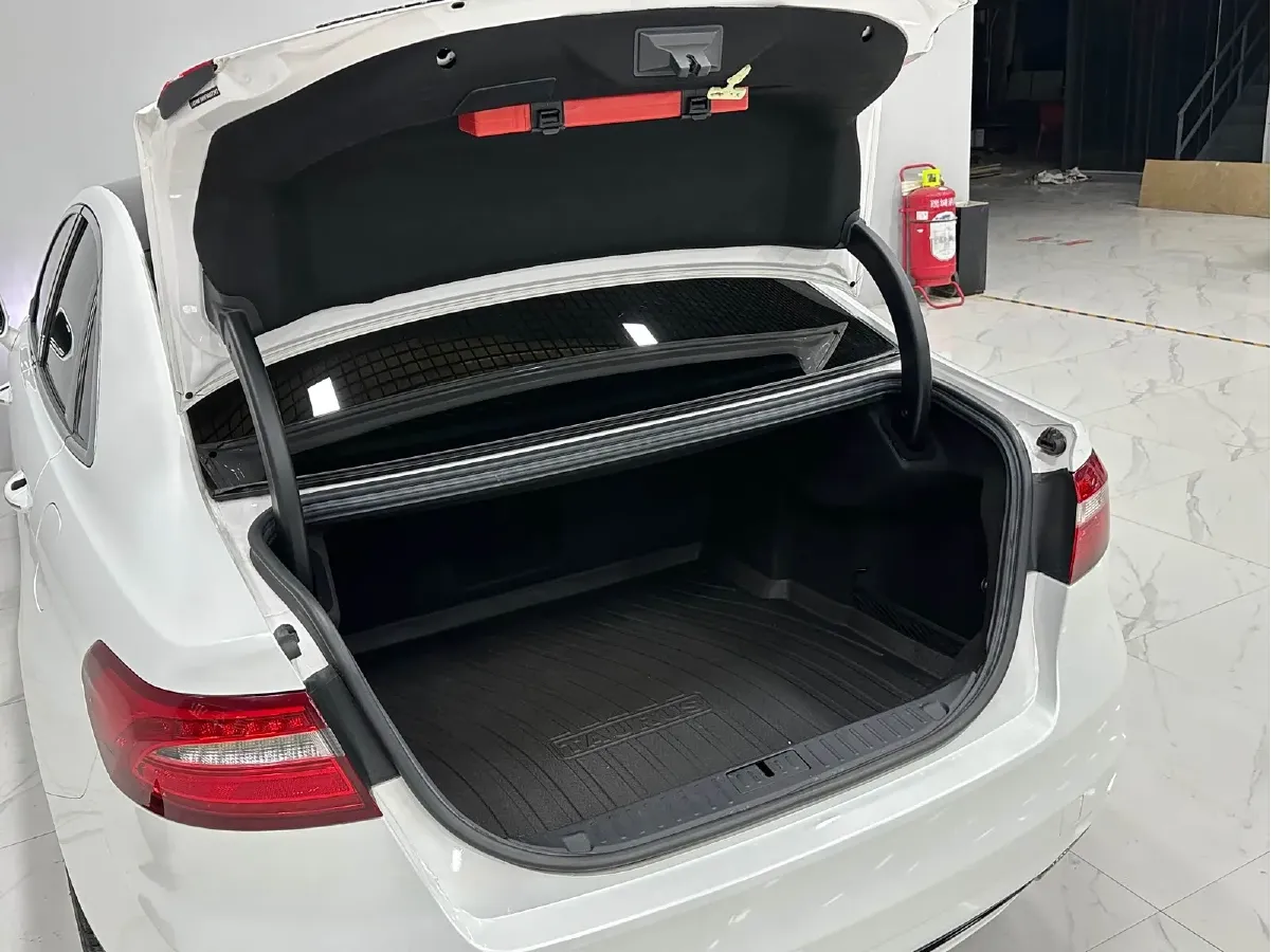 2015 Ford Taurus 2.7T 329HP V6 6AT,autocango,china used car exporter,china ev exporter,chinese used car exporter,chinese used ev exporter