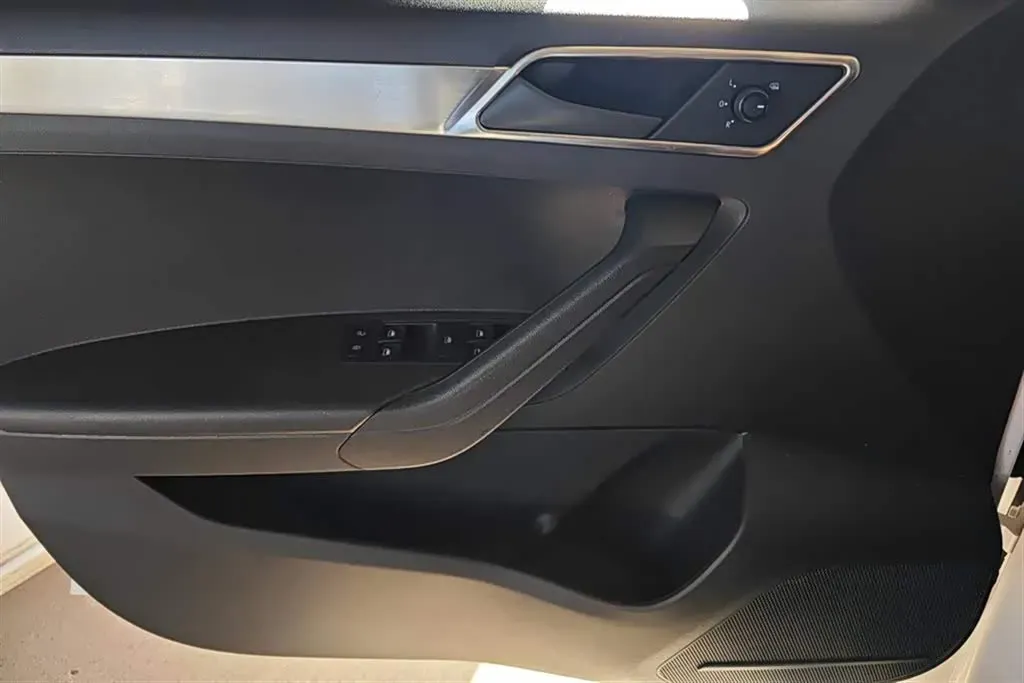 2015 Volkswagen Jetta 1.6L 110HP L4 5MT,autocango,china used car exporter,china ev exporter,chinese used car exporter,chinese used ev exporter