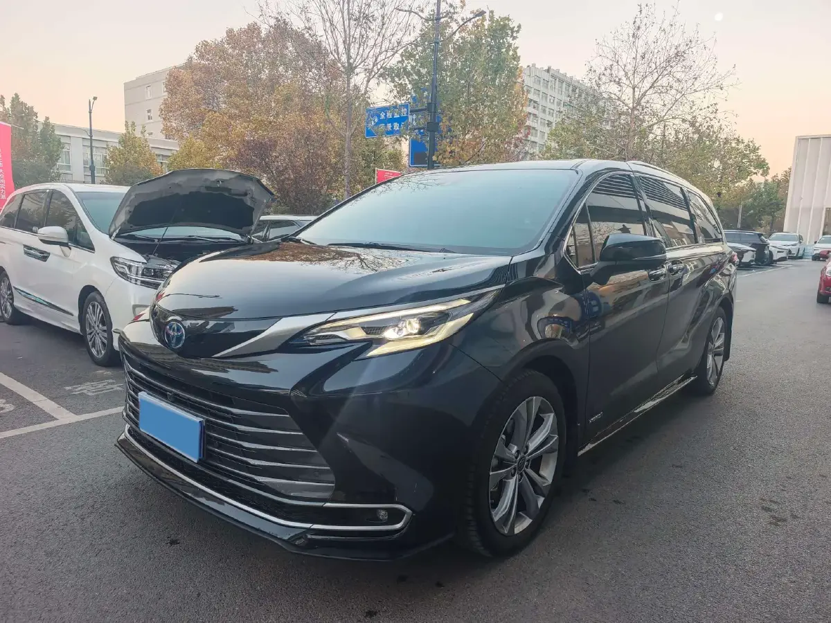 2023 Toyota Sienna 2.5L 189HP L4 E-CVT Hybrid
