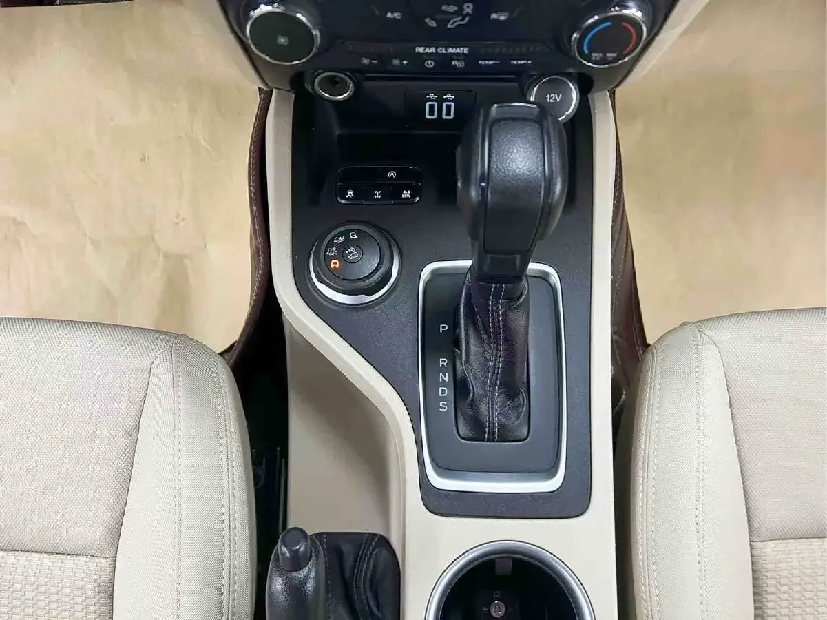 2020 Ford Everest 2.3T 275HP L4 10AT,autocango,china used car exporter,china ev exporter,chinese used car exporter,chinese used ev exporter