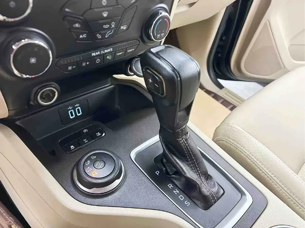 2020 Ford Everest 2.3T 275HP L4 10AT,autocango,china used car exporter,china ev exporter,chinese used car exporter,chinese used ev exporter