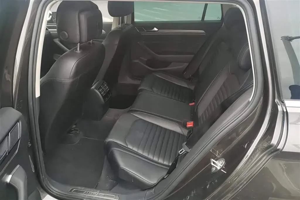 2017 Volkswagen Alltrack 2.0T 220HP L4 7DCT,autocango,china used car exporter,china ev exporter,chinese used car exporter,chinese used ev exporter