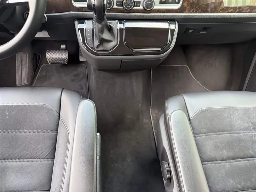 2018 Volkswagen Multivan 2.0T 204HP L4 7DCT,autocango,china used car exporter,china ev exporter,chinese used car exporter,chinese used ev exporter