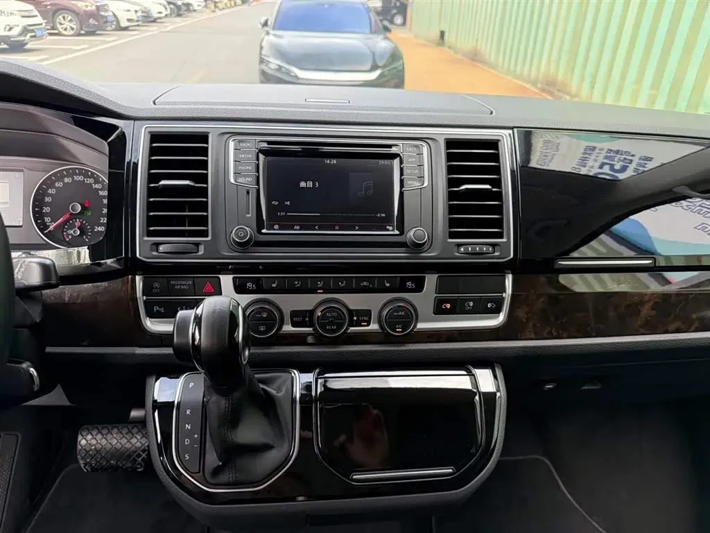 2018 Volkswagen Multivan 2.0T 204HP L4 7DCT,autocango,china used car exporter,china ev exporter,chinese used car exporter,chinese used ev exporter