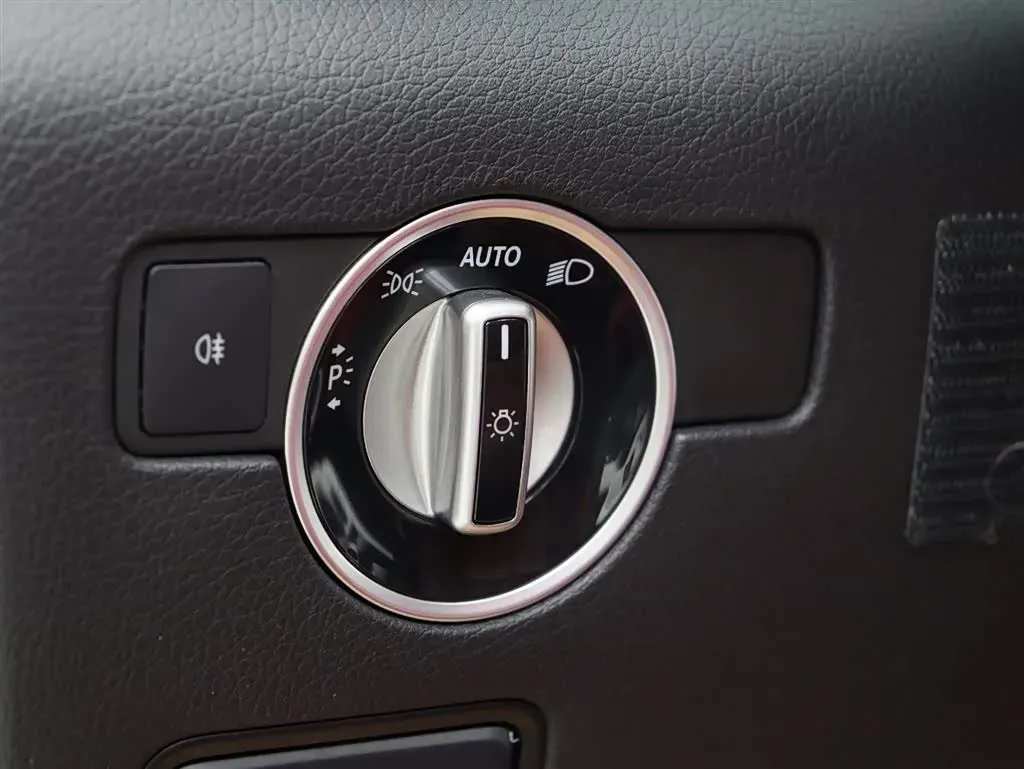 2011 Mercedes-Benz SLK Class 1.8T 184HP L4 7AT,autocango,china used car exporter,china ev exporter,chinese used car exporter,chinese used ev exporter