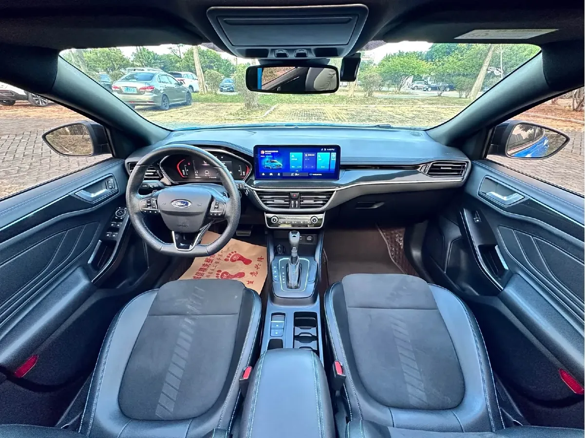 2022 Ford Focus 1.5T 177HP L4 6AT,autocango,china used car exporter,china ev exporter,chinese used car exporter,chinese used ev exporter