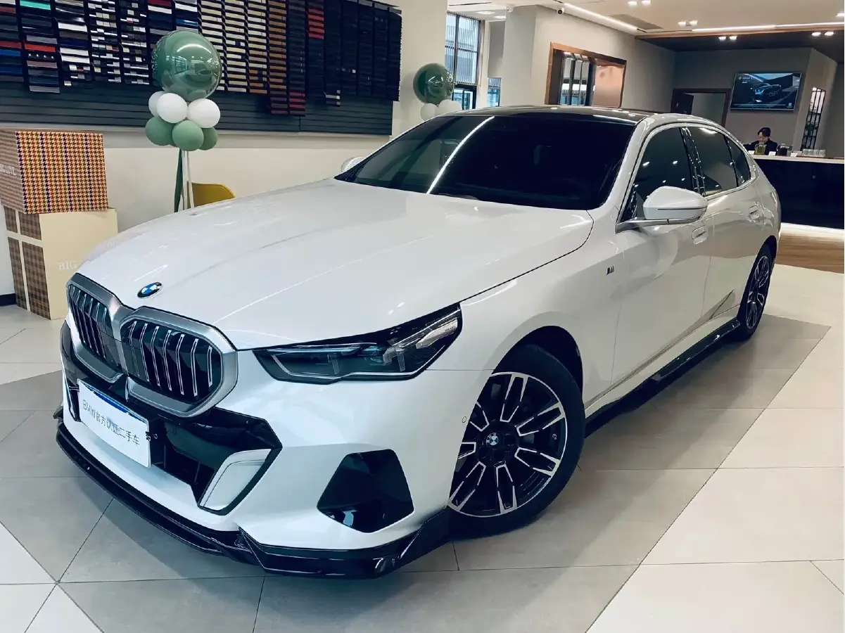 2024 BMW 5 Series 2.0T 258HP L4 8AT