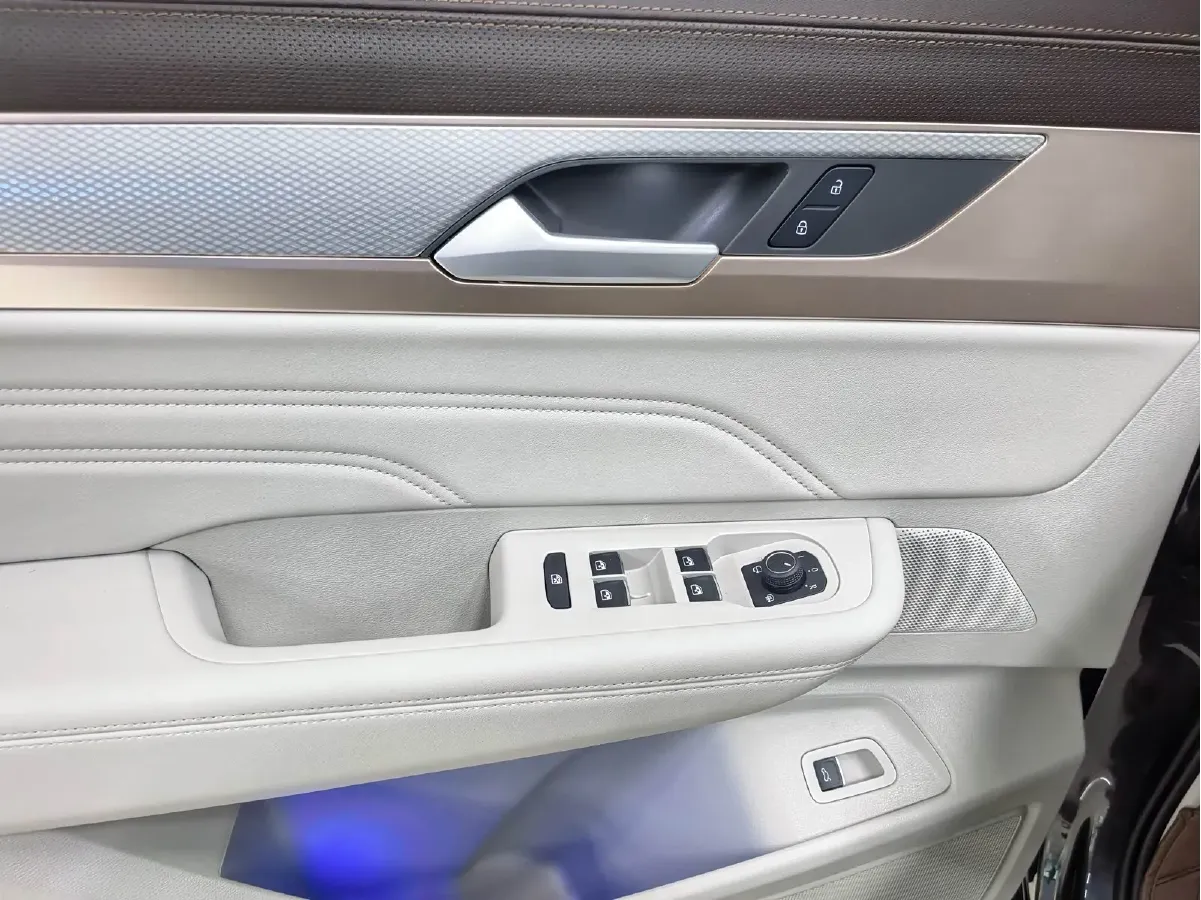 2024 Volkswagen Tavendor 2.0T 220HP L4 7DCT,autocango,china used car exporter,china ev exporter,chinese used car exporter,chinese used ev exporter