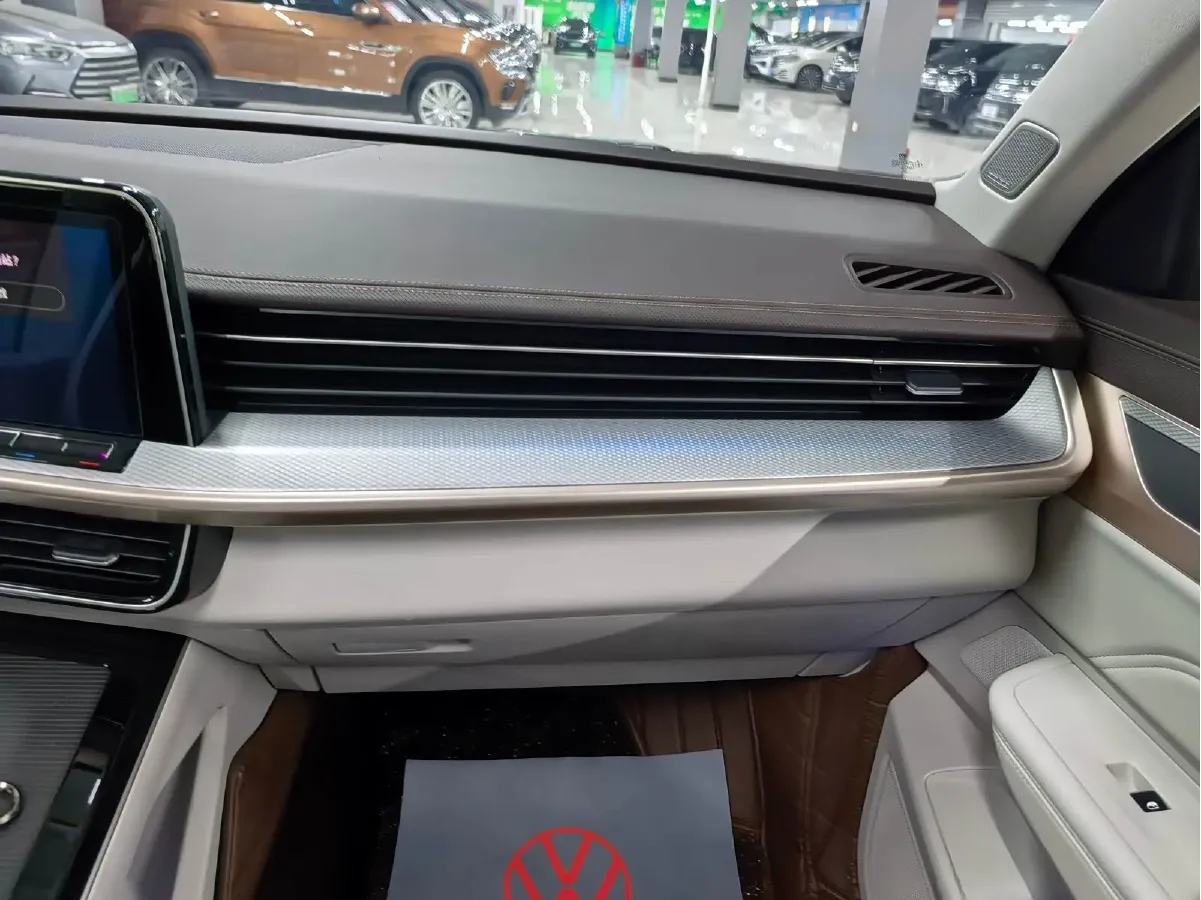 2024 Volkswagen Tavendor 2.0T 220HP L4 7DCT,autocango,china used car exporter,china ev exporter,chinese used car exporter,chinese used ev exporter