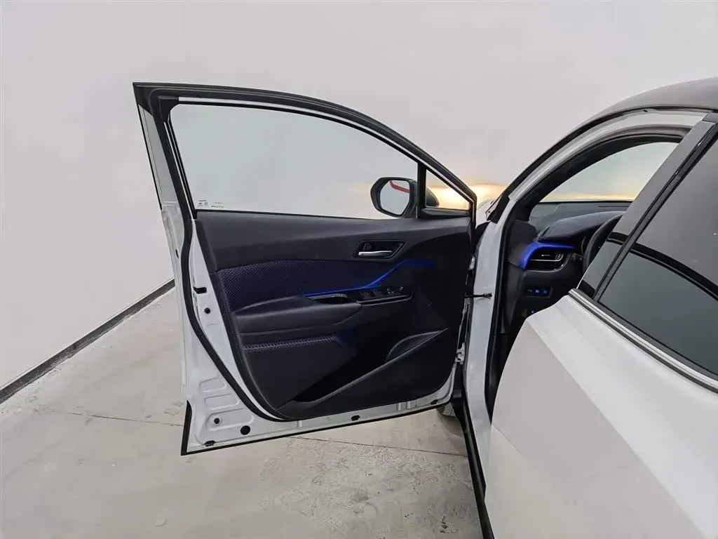 2018 Toyota C-HR 2.0L 171HP L4 CVT,autocango,china used car exporter,china ev exporter,chinese used car exporter,chinese used ev exporter