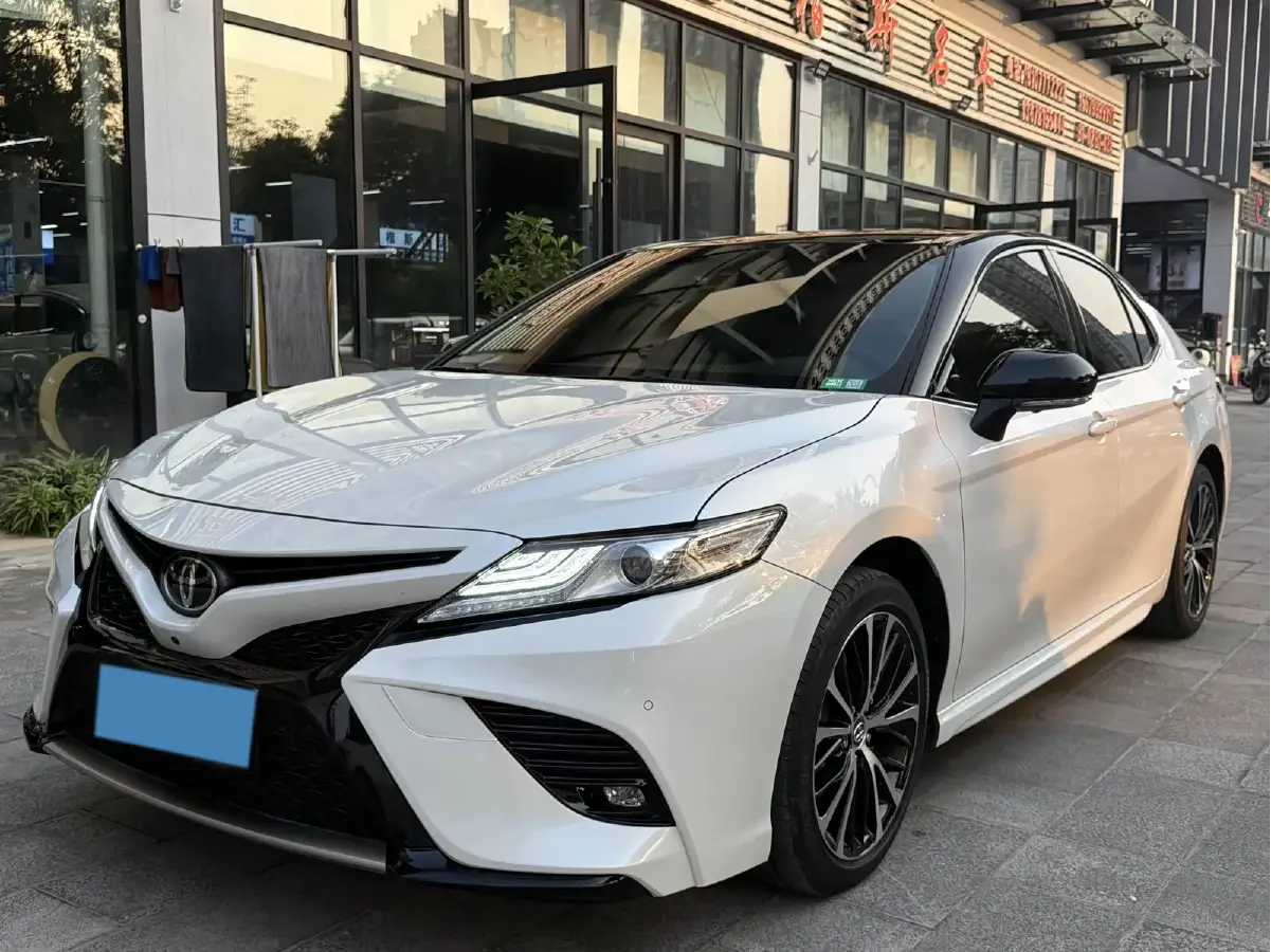 2018 Toyota Camry 2.5L 209HP L4 8AT