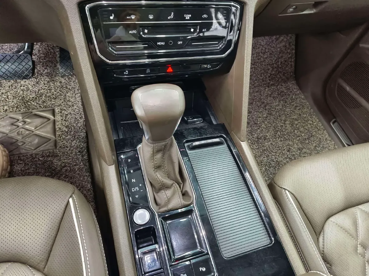 2020 Volkswagen Viloran 2.0T 220HP L4 7DCT,autocango,china used car exporter,china ev exporter,chinese used car exporter,chinese used ev exporter