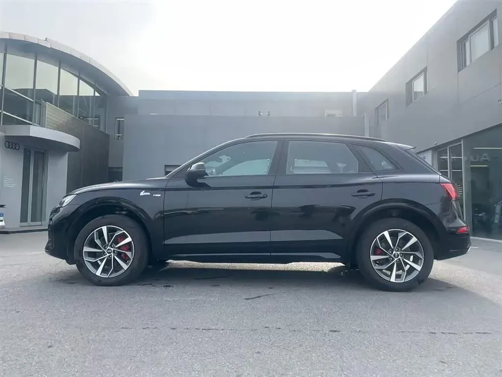 2025 Audi Q5L 2.0T 190HP L4 7DCT,autocango,china used car exporter,china ev exporter,chinese used car exporter,chinese used ev exporter