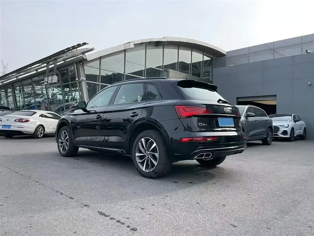 2025 Audi Q5L 2.0T 190HP L4 7DCT,autocango,china used car exporter,china ev exporter,chinese used car exporter,chinese used ev exporter