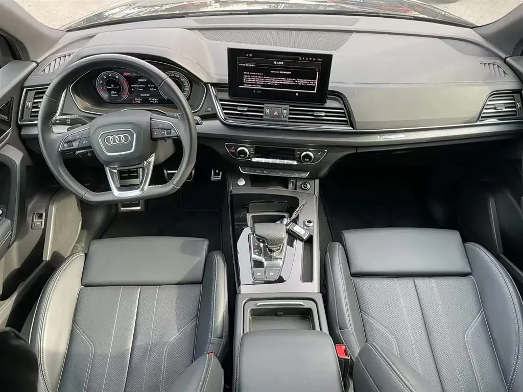 2025 Audi Q5L 2.0T 190HP L4 7DCT,autocango,china used car exporter,china ev exporter,chinese used car exporter,chinese used ev exporter