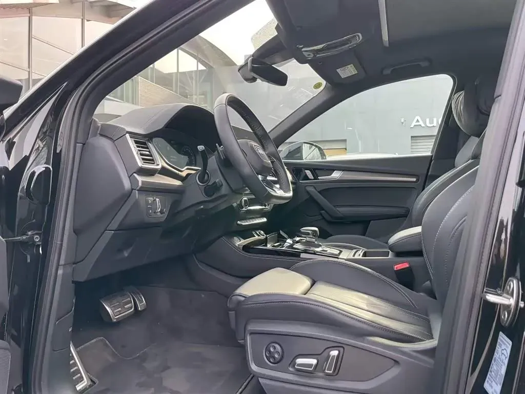 2025 Audi Q5L 2.0T 190HP L4 7DCT,autocango,china used car exporter,china ev exporter,chinese used car exporter,chinese used ev exporter